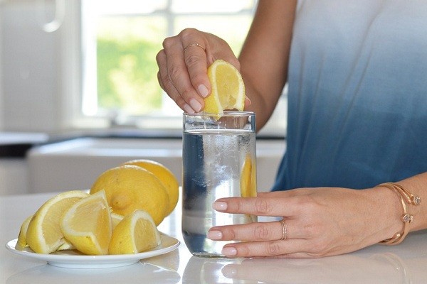 Manfaat air lemon hangat di pagi hari