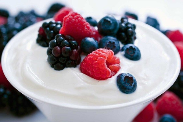 Yogurt Dengan Topping Berries, Cemilan Sehat Untuk Penderita Diabetes yang Punya Kebiasan Ngemil