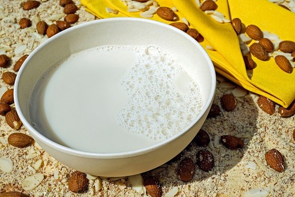 susu almond (almond milk)