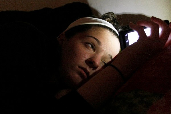 Sebelum Tidur, Mengecek Laptop atau Ponsel